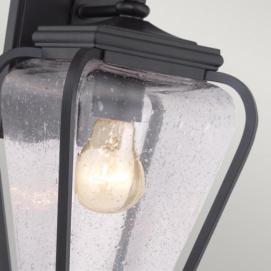 klasicka kovana vonkajsia lampa pri vchodove dvere balaton chata vidiecky dom terasa zahrada osvetlenie nastenka vodotesna mediteranska vidiecka rustikalna cierna bublinkove sklo jedinecna kupelna fasada.jpg